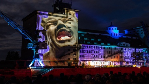 Video mapping for live open-air operas